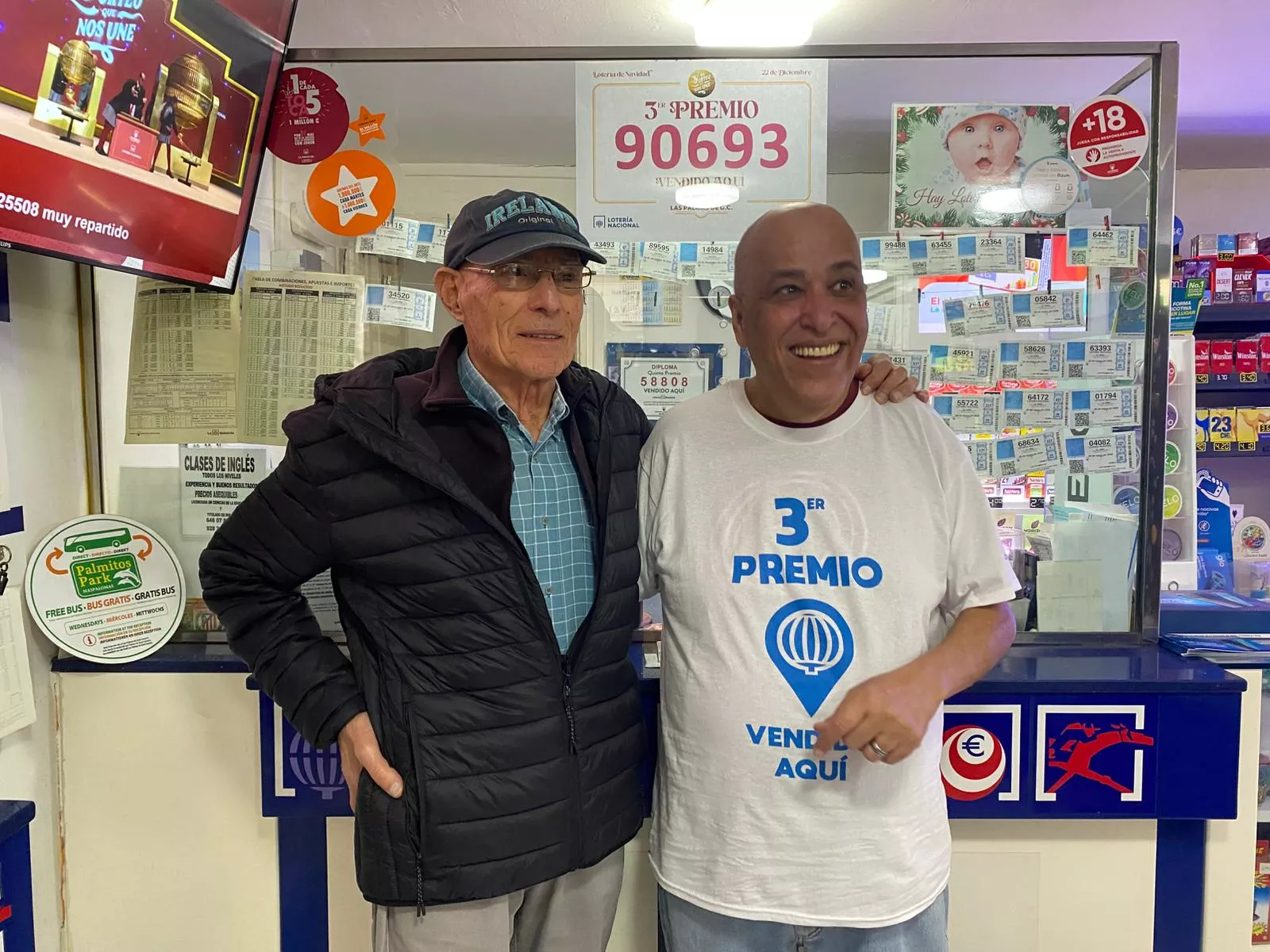 Luis Medina, dueño de la administración de Loterías de la calle Sagasta, posa con uno de sus compradores habituales. AH