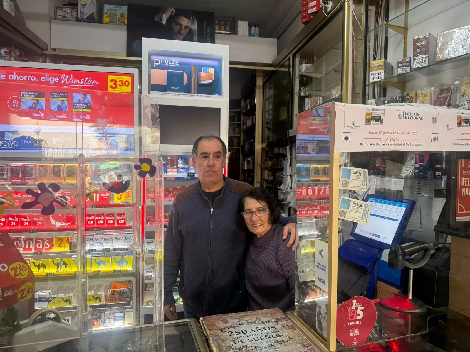 Raquel y su hijo, quienes regentan el local de La Laguna que ha dado el tercer premio de la Lotería de Navidad. / ATLÁNTICO HOY