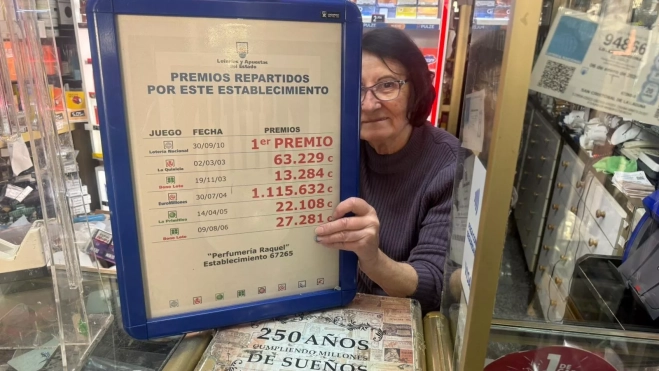Raquel junto a premios que ha dado en su establecimiento. / ATLÁNTICO HOY