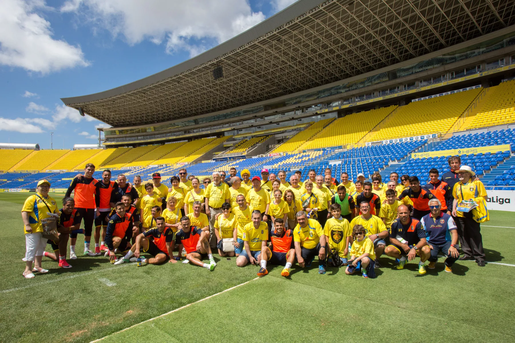 La peña de la Bañeza, en una visita el Estadio de Gran Canaria. UD LAS PALMAS