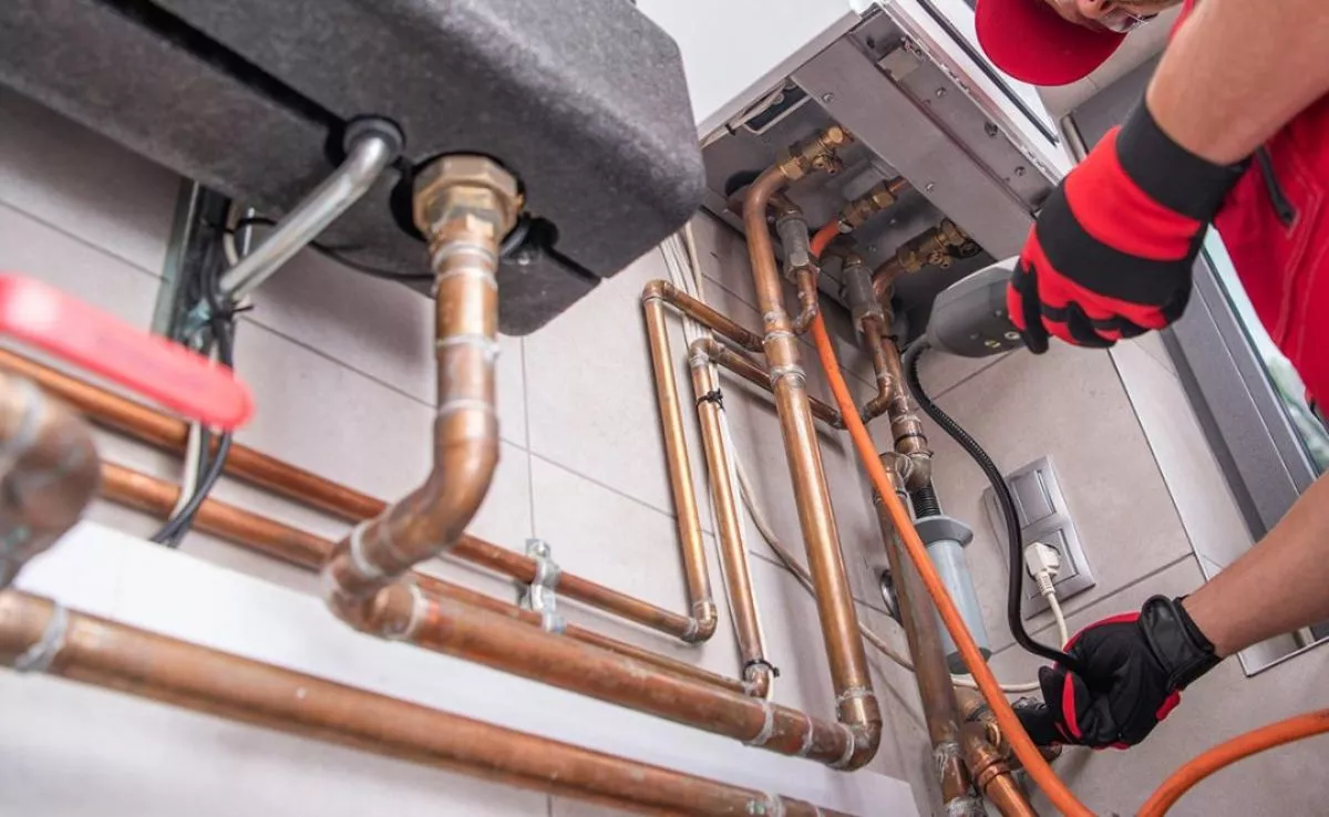 Técnico realizando una instalación de gas./ Saneamientos Ferrer