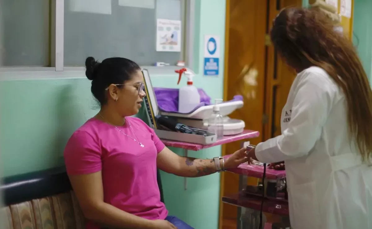 Una doctora atiende a una paciente / EFE