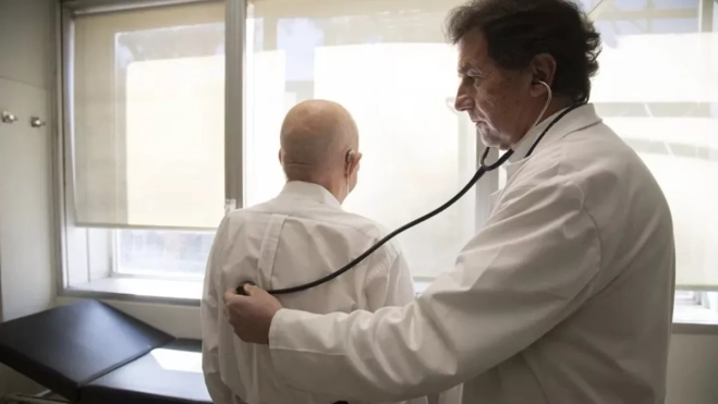 Un doctor atiende a un paciente / EFE