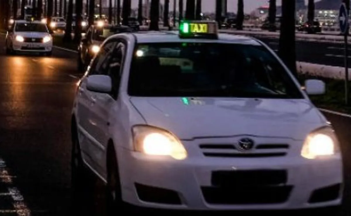 Un taxi circulando por Las Palmas de Gran Canaria por la noche / YOTAXI
