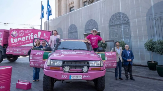 Rafael Lesmes, acompañado por representantes del Cabildo de Tenerife, en el 'zorro rosa'. /Cedida