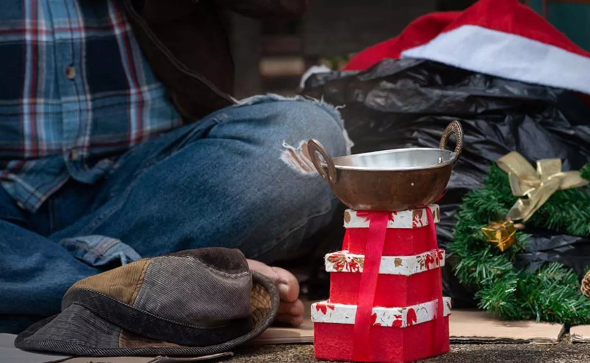 Persona sin hogar pidiendo en una calle|MYFIRSTHOME