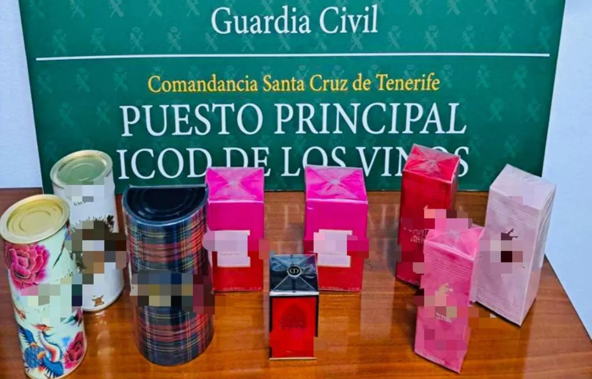 Perfumes sustraidos recuperados por el agente fuera de servicio. CEDIDA