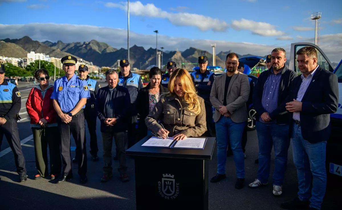 Rosa Dávila, presidenta del Cabildo de Teneirfe, en el acto de entrega de los vehículos al Ayuntamiento de La Laguna. /Cedida