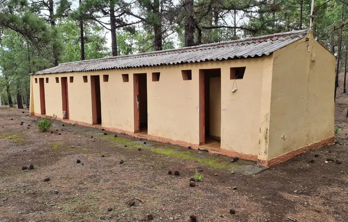 Baños del albergue de Tamadaba, en estado de abandono. ALBERTO LEY AH