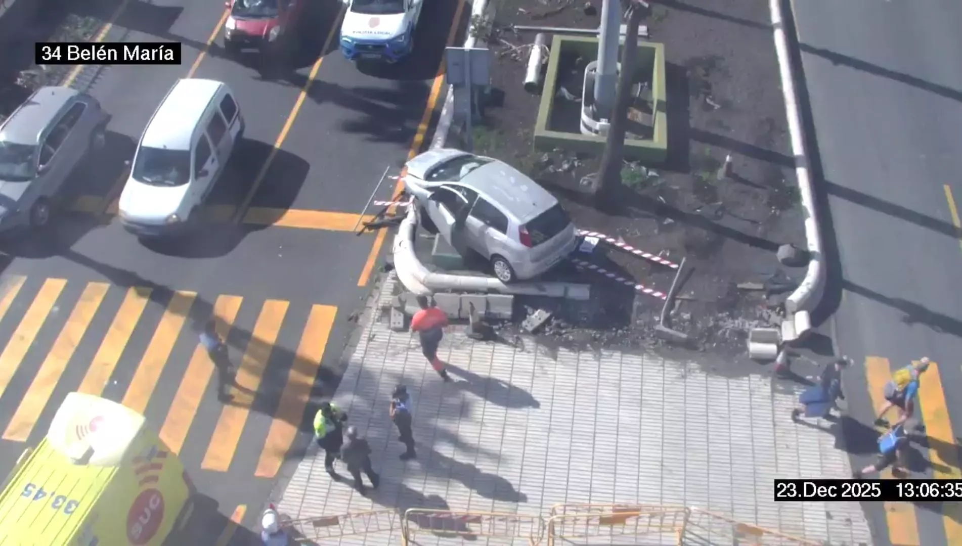 Un coche acaba en la mediana tras un choque en Belén María. POLICIA LPA