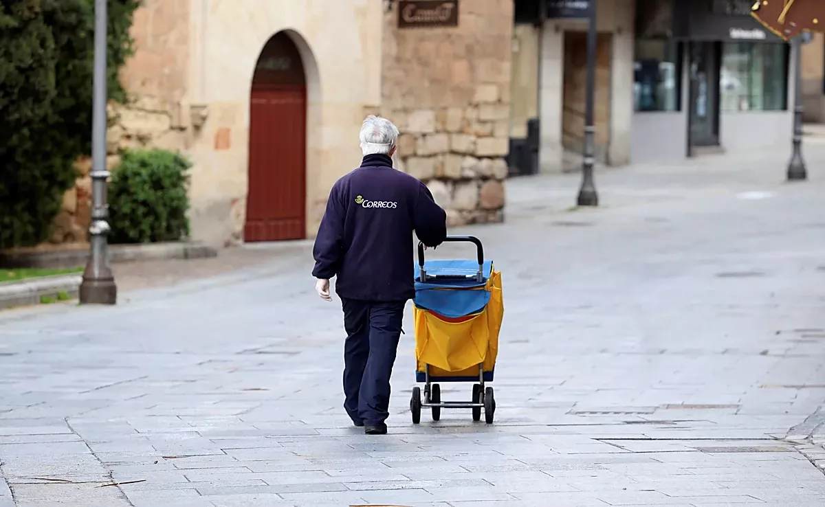 En la imagen, un trabajador de Correos / EFE