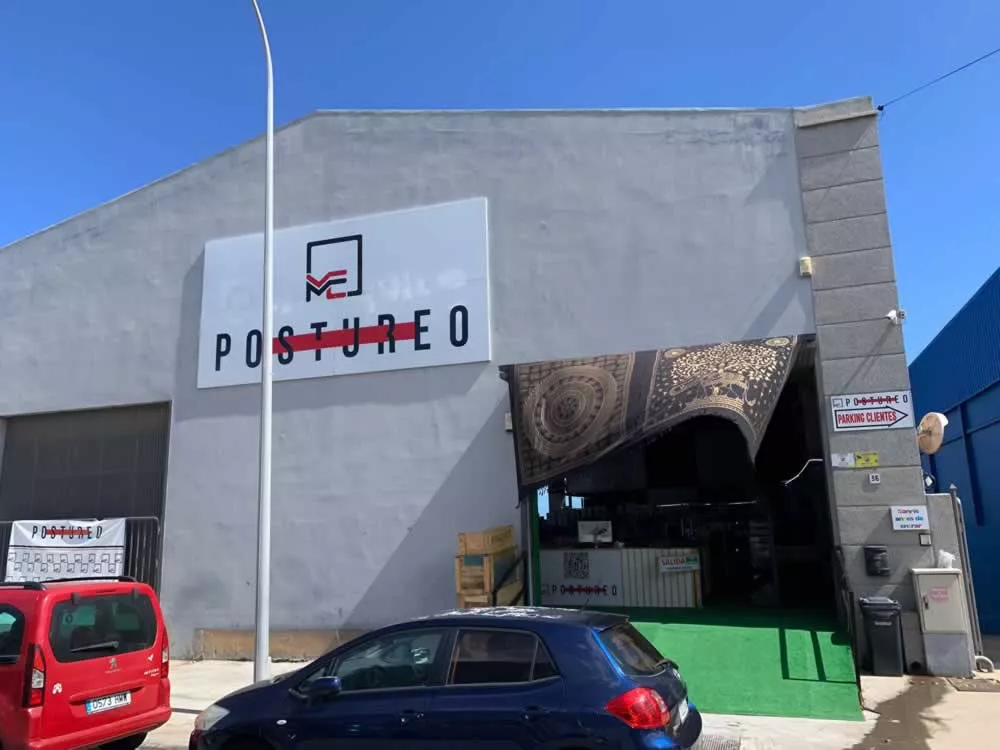 Fachada de la nave de la empresa Postureo Shop, en el Parque Empresarial El Goro (Telde), donde se produjo el accidente. AH