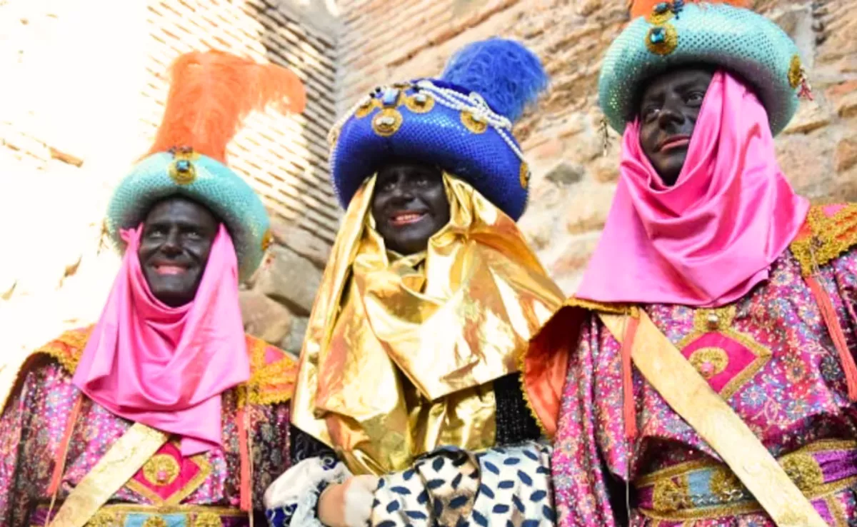 Personas utilizando el 'blackface' para representar al Rey Baltasar / AYUNTAMIENTO DE MÁLAGA