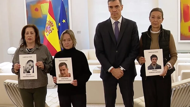 El presidente Pedro Sánchez con familiares de los detenidos en Venezuela. A la derecha, la madre del periodista canario Miguel Moreno Dapena, detenido en junio. / MONCLOA