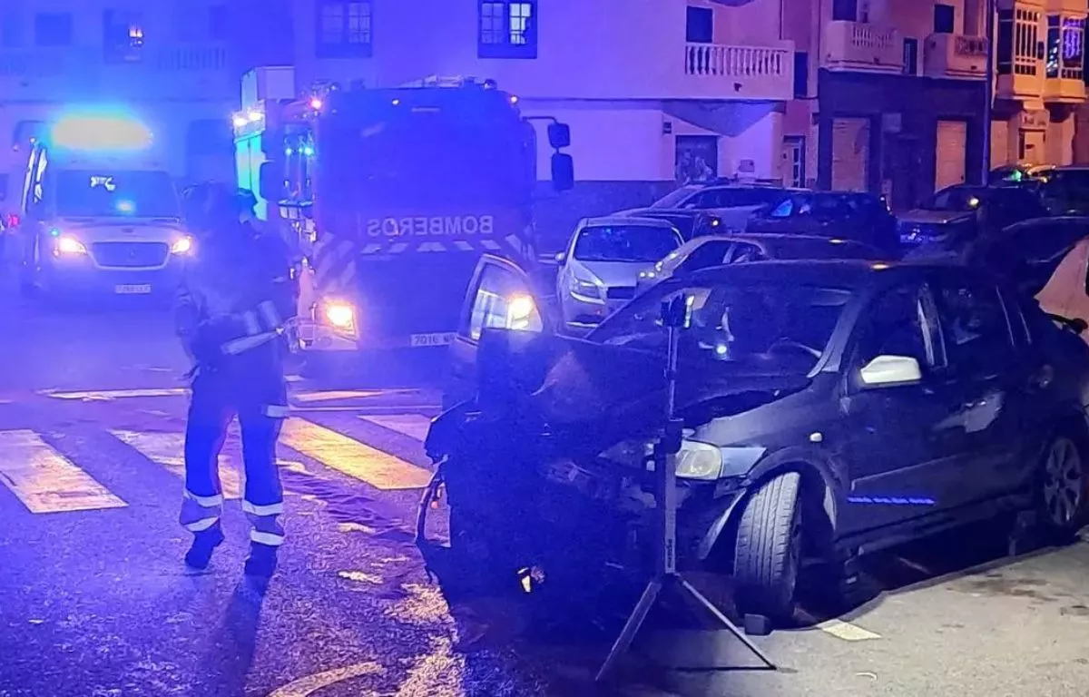 Un conductor resulta herido grave tras chocar contra una farola en Arrecife.