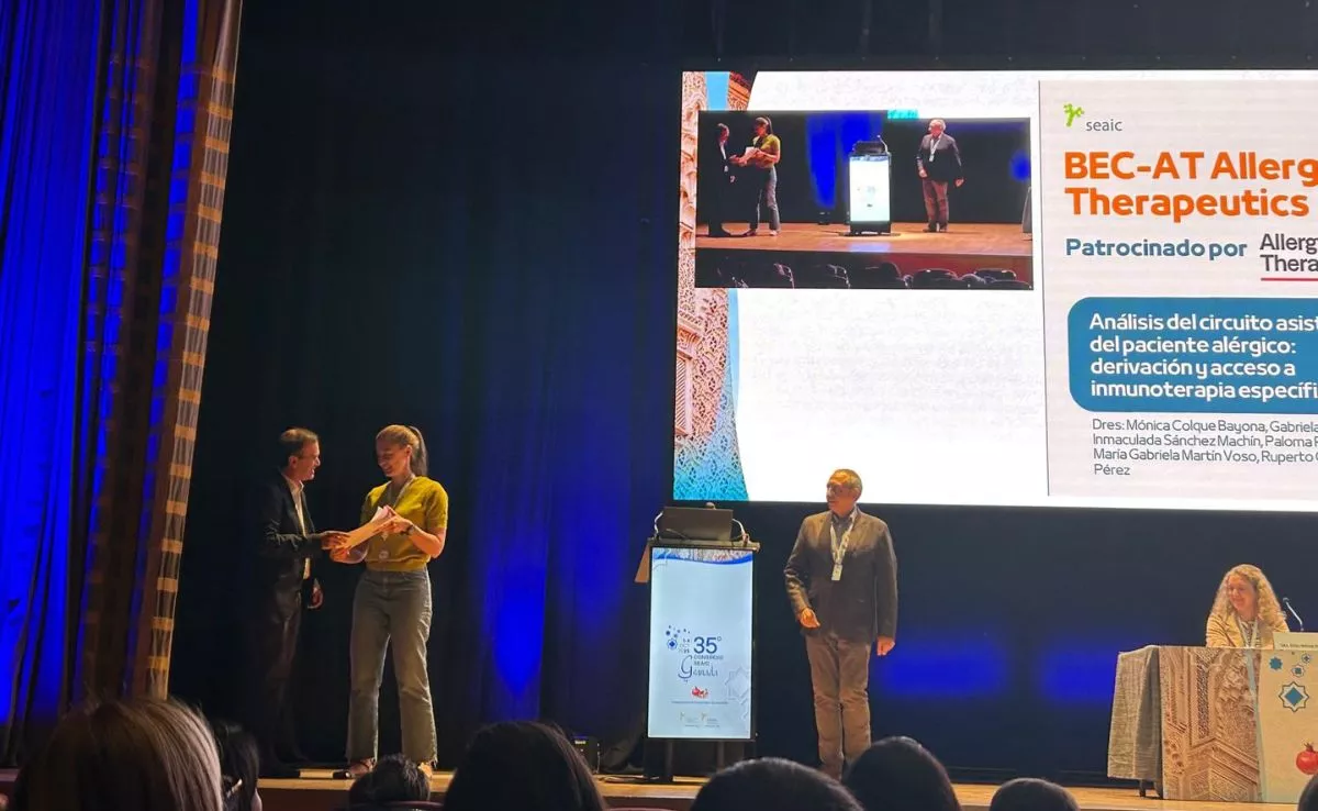Momento de entrega del premio en el Congreso Nacional de la Sociedad Española de Alergología e Inmunología Clínica (SEAIC) 2025. /Cedida