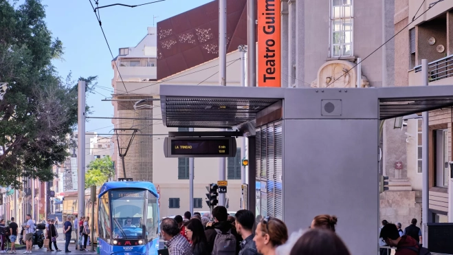 El tranvía de Tenerife a la altura de Teatro Guimerá. / METROTENERIFE- AARONSRAMOS 