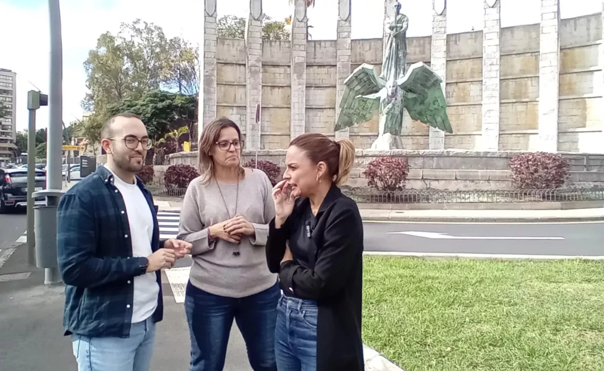 Noemí Santana y monumento a Franco, en Santa Cruz|AH
