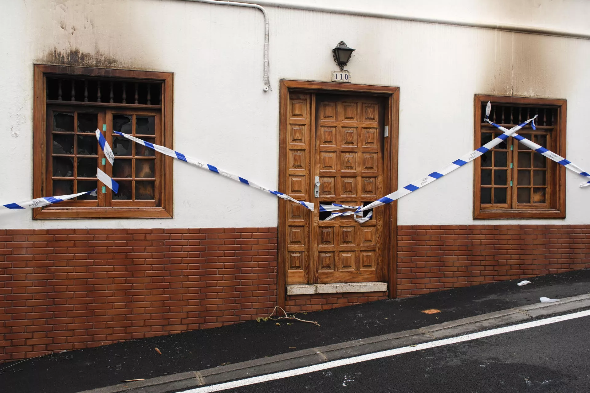  Dos personas, una mujer y un hombre, han fallecido en un incendio de una vivienda que se ha declarado este viernes, de madrugada, en La Matanza de Acentejo (Tenerife). En la imagen, la vivienda afectada por el fuego. / EFE - ALBERTO VALDÉS