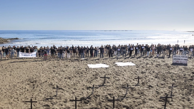 La Plataforma por un Litoral Limpio organiza una cadena humana en la costa de Telde (Gran Canaria). / EFE - QUIQUE CURBELO