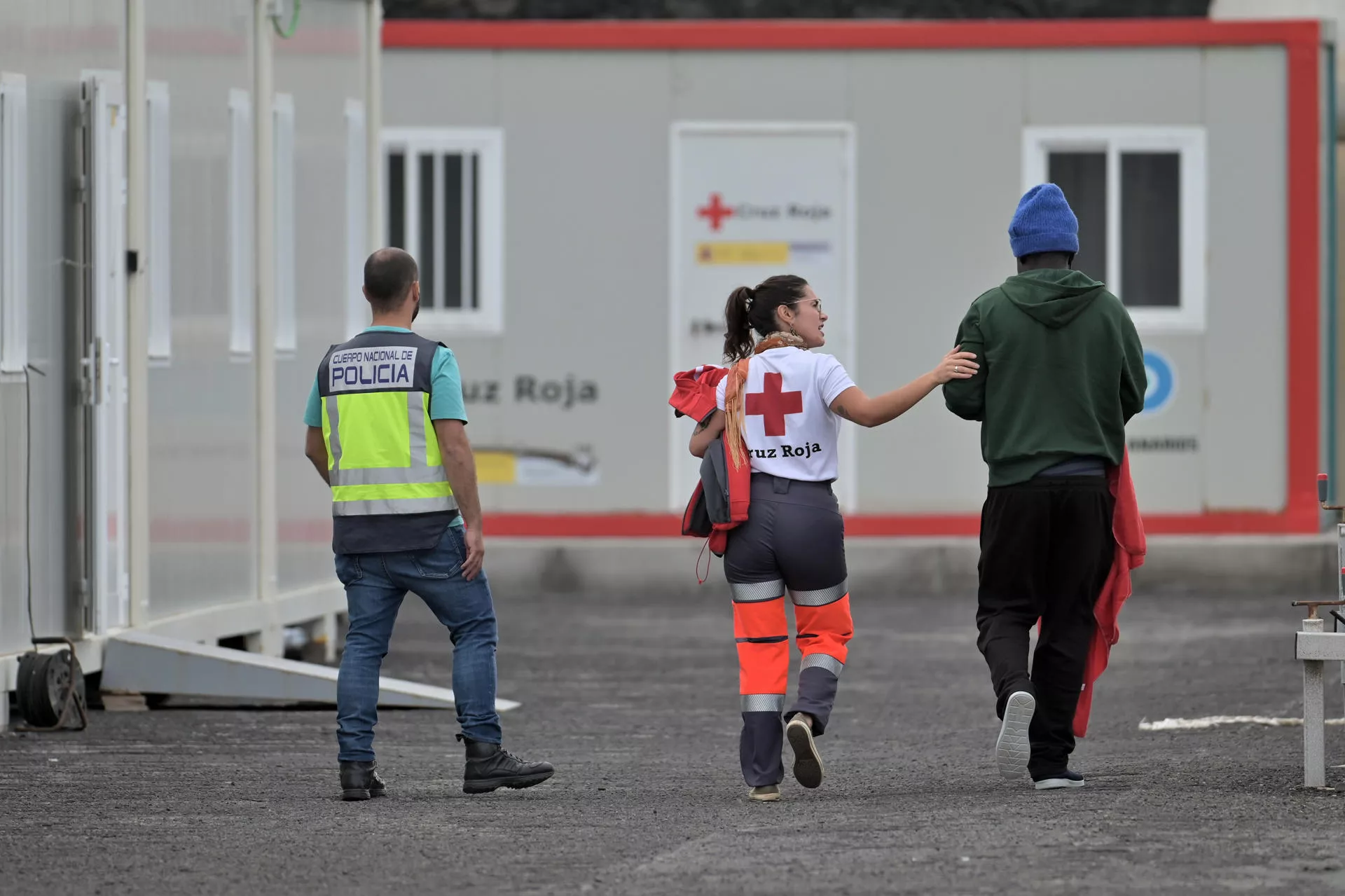 Uno de los 21 inmigrantes que han sido rescatados este domingo, por la Guardia Civil en aguas cercanas a El Hierro. / EFE - GELMERT FINOL