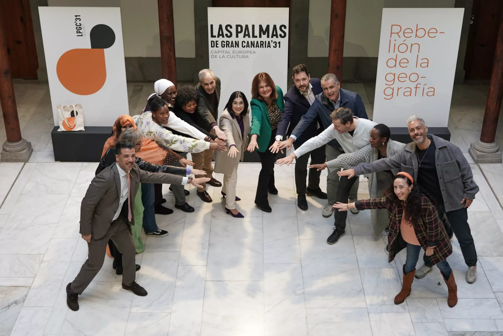 La alcaldesa, Carolina Darias, acompañada de la Corporación Municipal, el equipo técnico y miembros de los grupos de trabajo. AH
