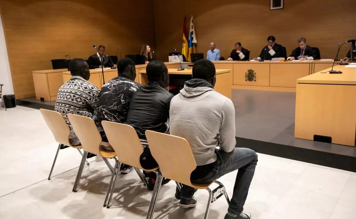Foto de archivo de un juicio celebrado en la Audiencia de Las Palmas contra cuatro hombres a los que se acusaba de ser los patrones de un cayuco. /EFE / Quique Curbelo