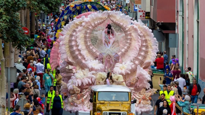 Imagen de la cabalgata del Carnaval de Las Palmas / EFE - QUIQUE CURBELO