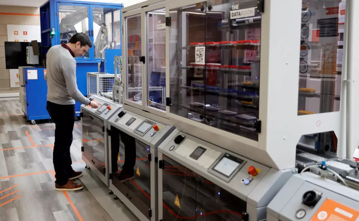 Imagen de un empleado trabajando con la inteligencia artificial / EFE