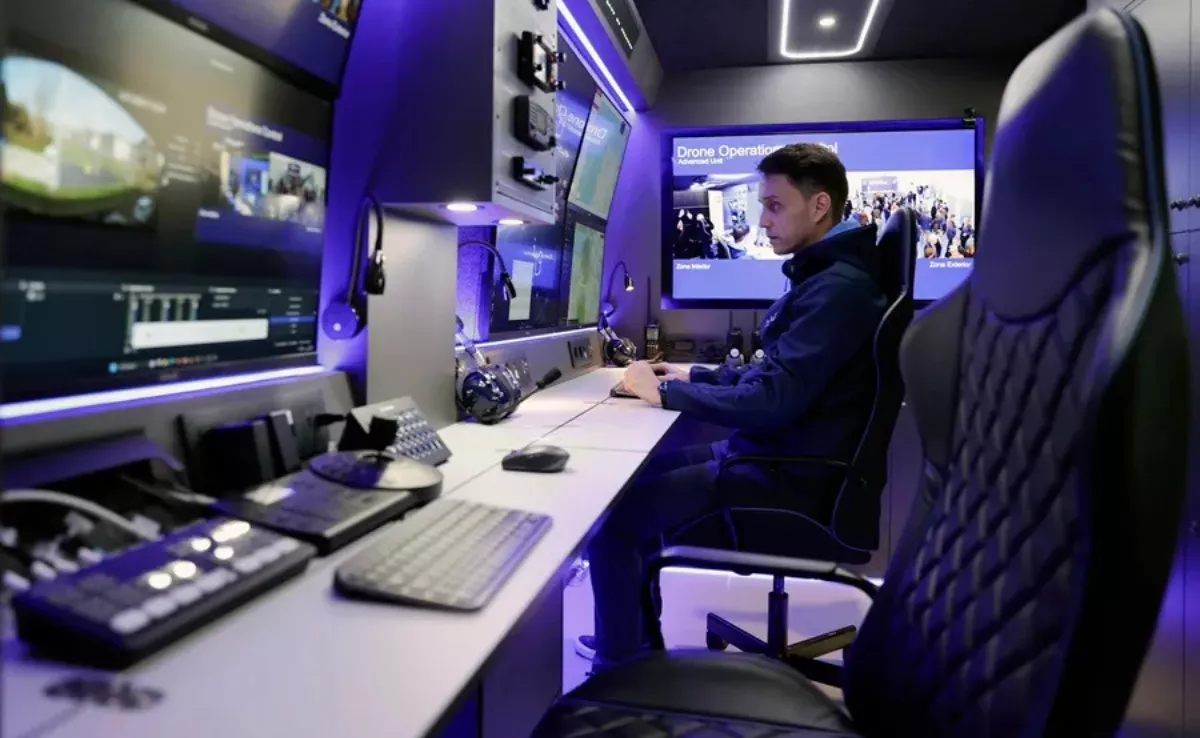 Imagen de un empleado trabajando con la inteligencia artificial / EFE