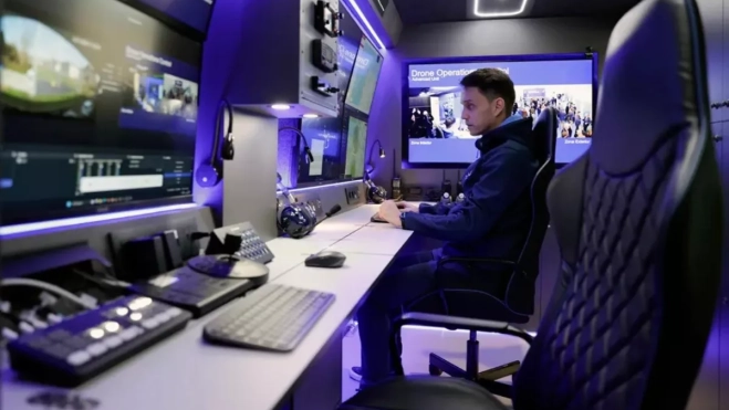 Imagen de un empleado trabajando con la inteligencia artificial / EFE