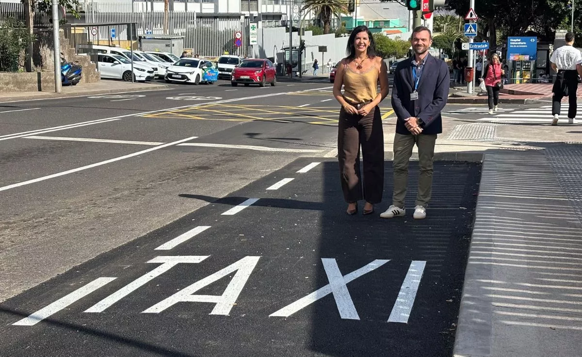 La concejala de Movilidad, Evelyn Alonso, en la nueva parada de taxi de La Candelaria. /Cedida
