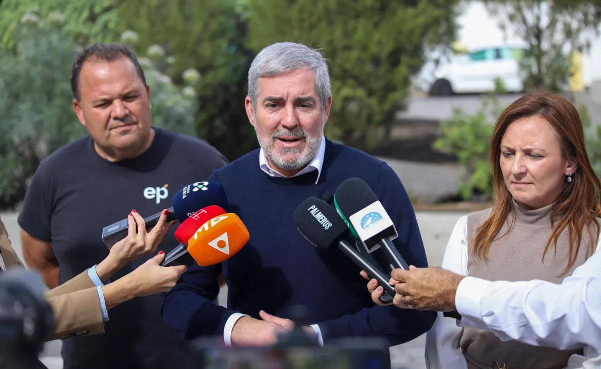 El presidente de Canarias, Fernando Clavijo (c) y la consejera de Presidencia, Nieves Lady Barreto, se han reunido con representantes de la Asociación de Entidades Empaquetadoras , Exportadoras y Comercializadoras de Frutos de La Palma (Asepalma) / EFE - LUIS G. MORERA