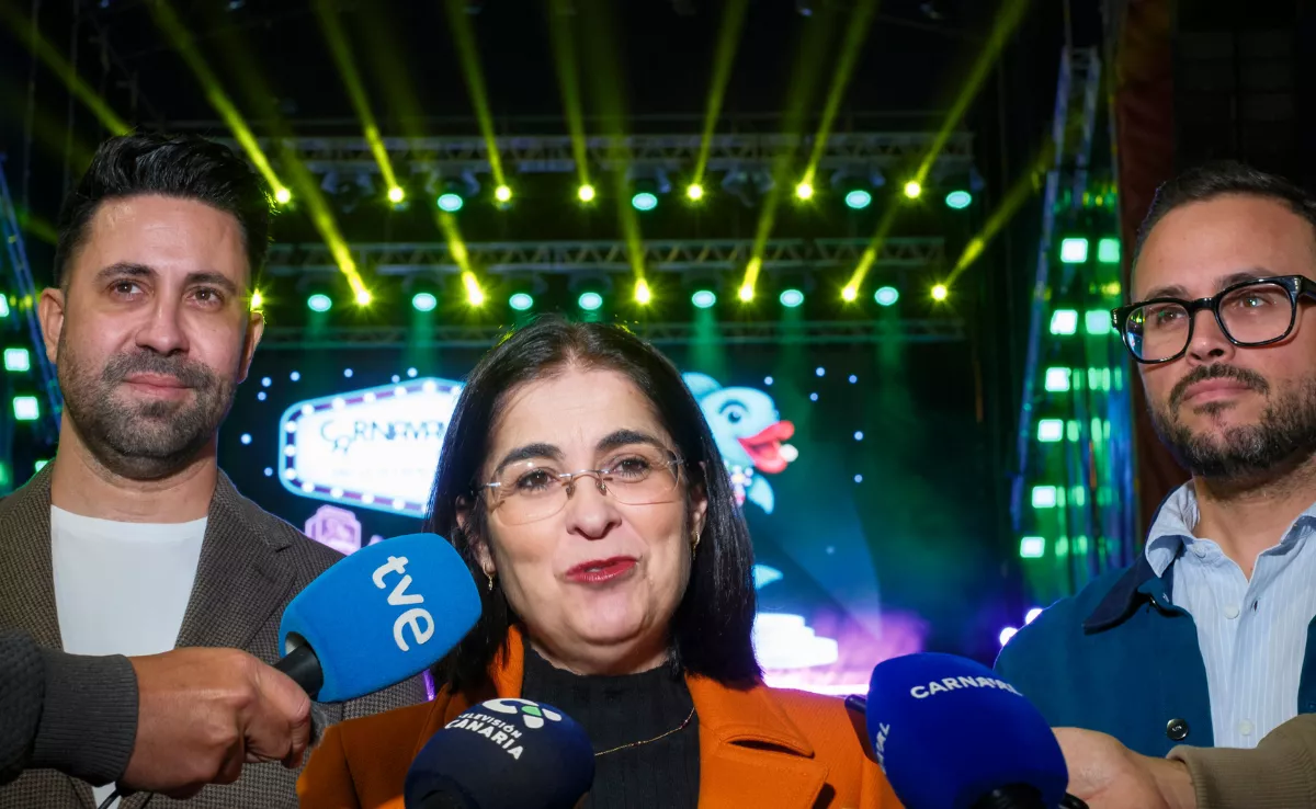 La alcaldesa Carolina Darias, acompañada por el concejal de Carnaval, Héctor Alemán (i), y el director artístico de la fiesta, Josué Quevedo (d) / EFE - ÁNGEL MEDINA