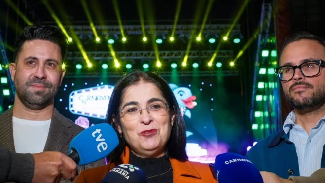 La alcaldesa Carolina Darias, acompañada por el concejal de Carnaval, Héctor Alemán (i), y el director artístico de la fiesta, Josué Quevedo (d) / EFE - ÁNGEL MEDINA