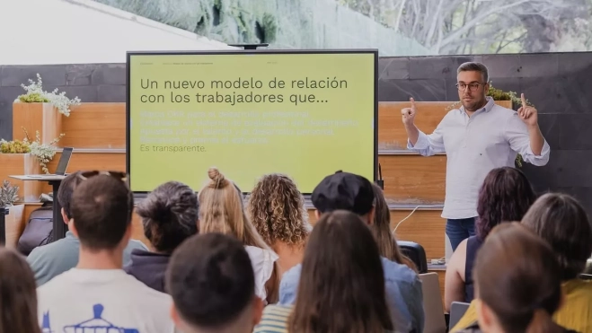 Eliezer Santana, director de Asuntos Corporativos de 22GRADOS, durante unas jornadas de formación de la agencia. / CEDIDA