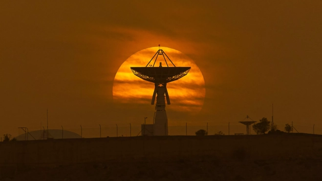Una antena con sol de fondo durante un episodio de Calima. /Eduardo Robaina