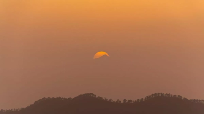 El Teide con sol de fondo durante un episodio de Calima. /Eduardo Robaina