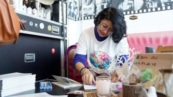 Morales firma y dedica ejemplares del libro. / AH