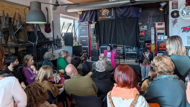El público durante la presentación del libro, en el New York Taxi de Las Palmas de Gran Canaria. / AH