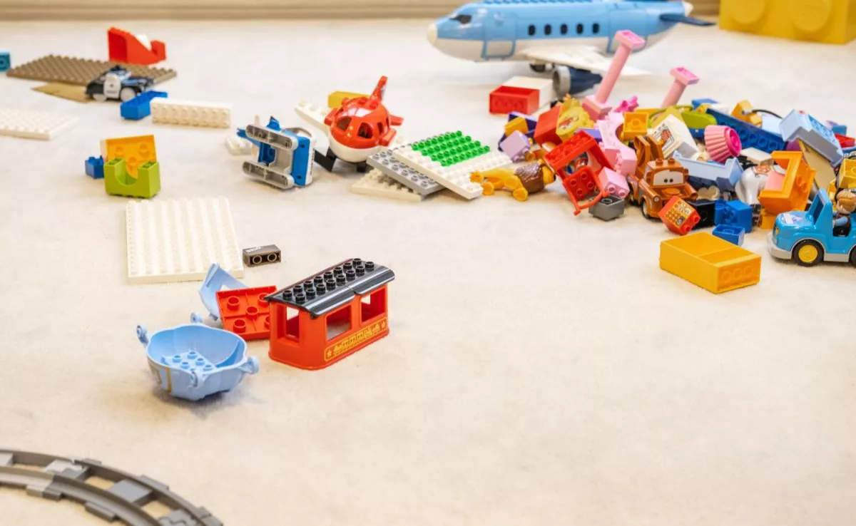 Juguetes en el suelo de la habitación de un niño | Foto de 123RF/amarievikka