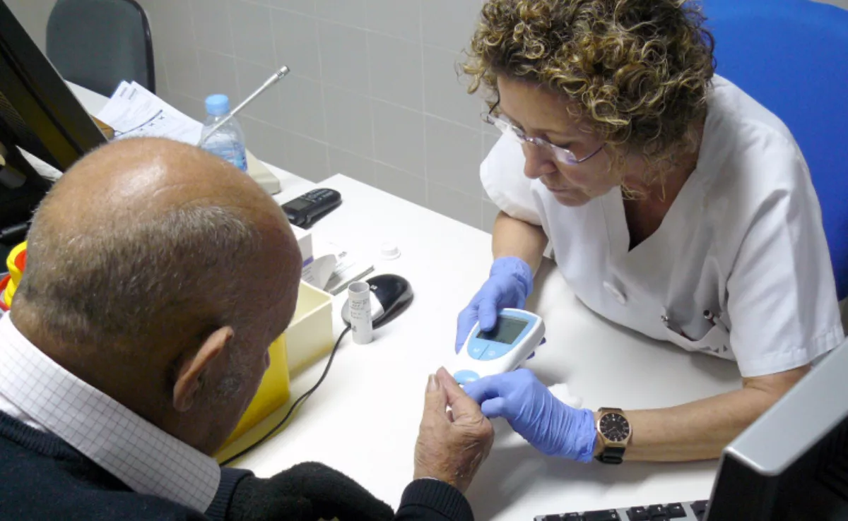 Una enfermera trata a un paciente con Sintrom./ ARCHIVO