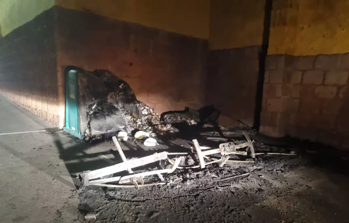 Contenedores quemados por el presunto pirómano. AYUNTAMIENTO DE GÁLDAR