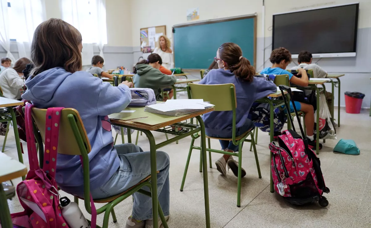 En la imagen, una profesora imparte clase en un aula / EFE