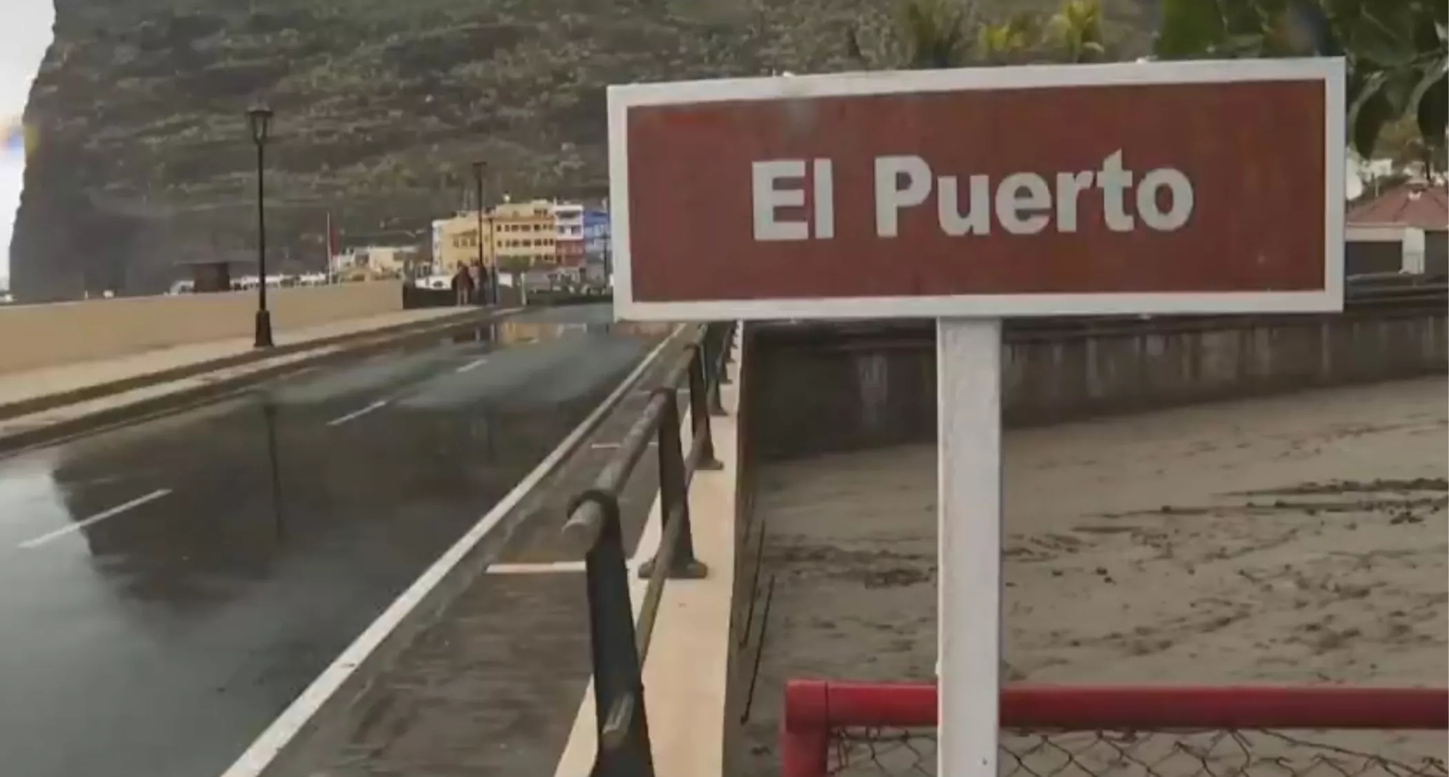 El agua corrió este 1 de enero por los barrancos de La Palma. / TVC