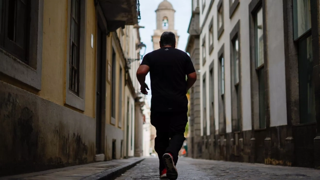 Imagen de uno de los participantes de la LPA City RACE Euro Tour por una calle de Vegueta. / AH