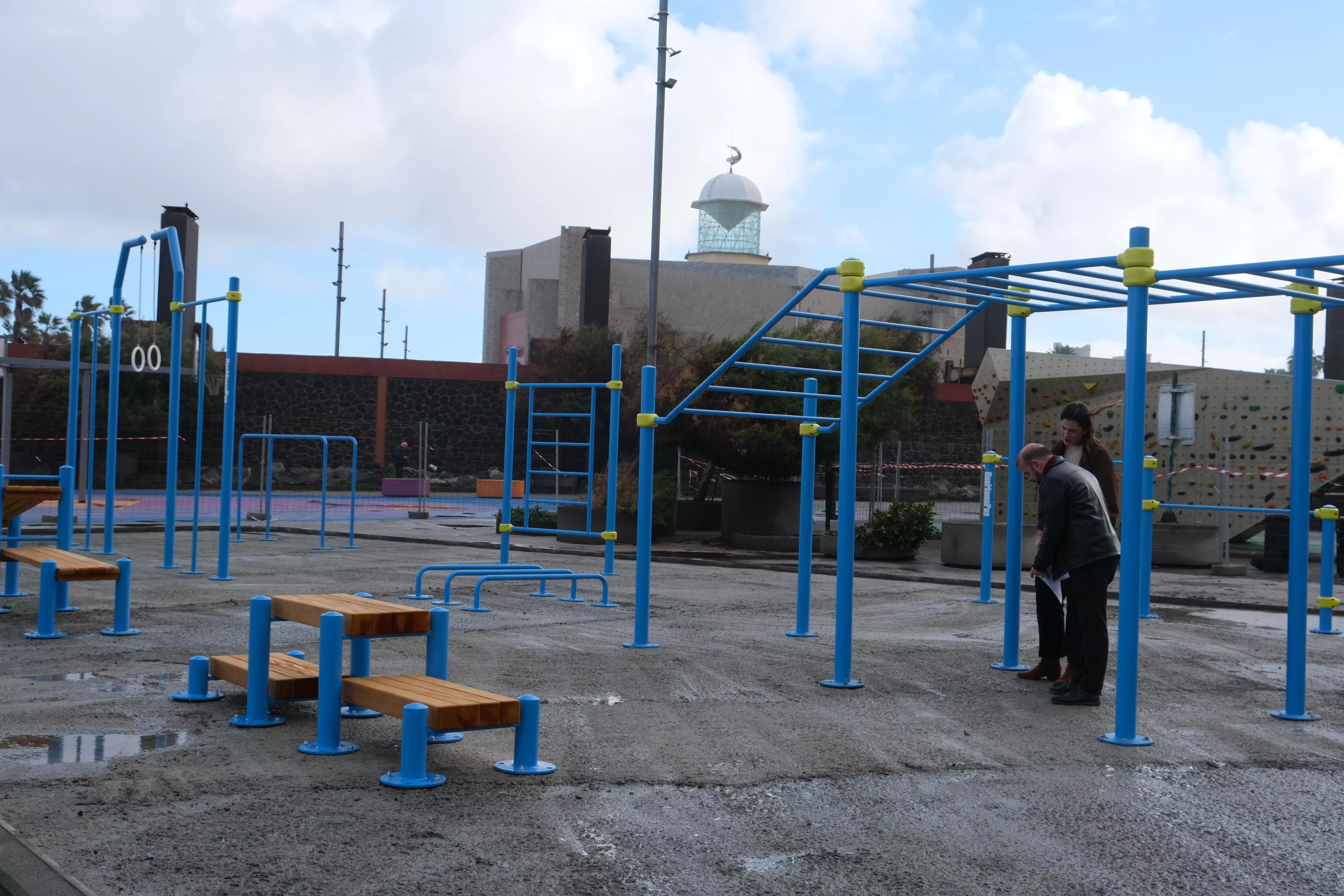 Carla Campoamor supervisa los avances de los trabajos de la nueva zona de calistenia de El Rincón, que contará con suelo amortiguado y zonas de césped artificial. AH