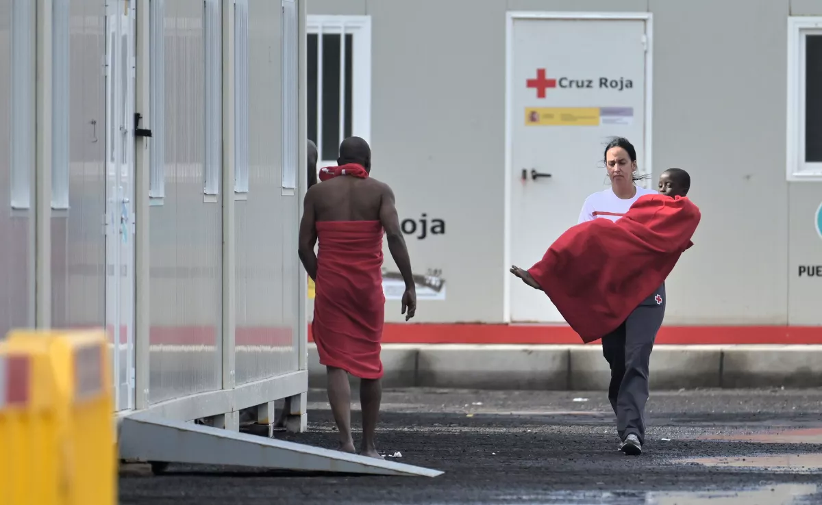 Un cayuco con 283 personas de origen subsahariano, entre ellas 28 menores, ha llegado este viernes a El Hierro después de seis días de navegación / EFE - GELMERT FINOL