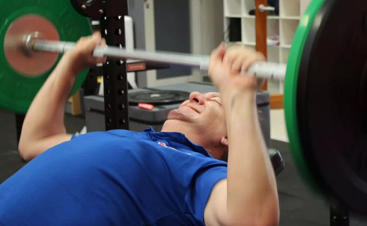 Hombre haciendo pesas. /Pixnio