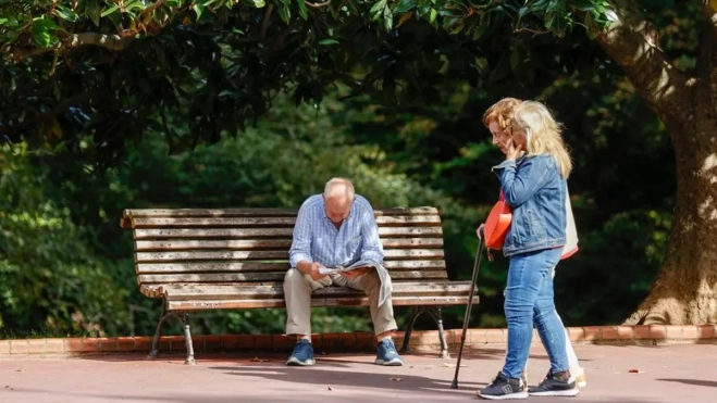 Imagen de varios jubilados en un parque / EFE - LUIS TEJIDO